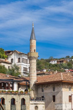 Berat, Arnavutluk. Berat 'taki minare ve geleneksel binalar.