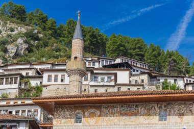Berat, Arnavutluk. Berat 'taki minare ve geleneksel binalar.