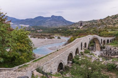 Shkoder, Arnavutluk. Kir Nehri üzerindeki tarihi taş kemer Mesi Köprüsü.