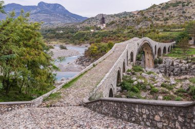 Shkoder, Arnavutluk. Kir Nehri üzerindeki tarihi taş kemer Mesi Köprüsü.