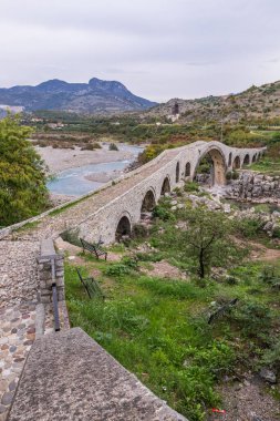 Shkoder, Arnavutluk. Kir Nehri üzerindeki tarihi taş kemer Mesi Köprüsü.
