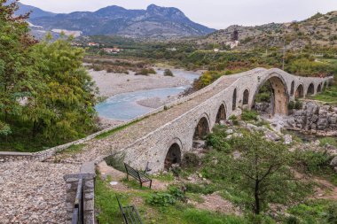 Shkoder, Arnavutluk. Kir Nehri üzerindeki tarihi taş kemer Mesi Köprüsü.