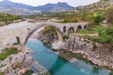 Shkoder, Arnavutluk. Kir Nehri üzerindeki tarihi taş kemer Mesi Köprüsü.