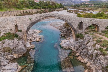 Shkoder, Arnavutluk. Kir Nehri üzerindeki tarihi taş kemer Mesi Köprüsü.