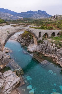 Shkoder, Arnavutluk. Kir Nehri üzerindeki tarihi taş kemer Mesi Köprüsü.