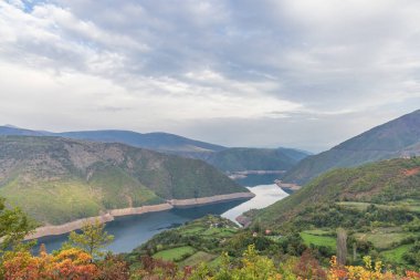 Shkoder, Arnavutluk. Drin Nehri 'ndeki Fierza Barajı' nın manzarası yükseldi..
