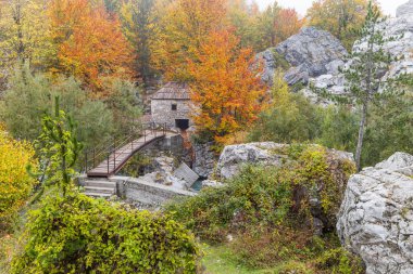 Valbona, Tropoje, Kukes, Arnavutluk. Valbona Vadisi Ulusal Parkı 'ndaki Valbonas Nehri' nde eski bir taş öğütücü değirmeni ve yaya köprüsü..