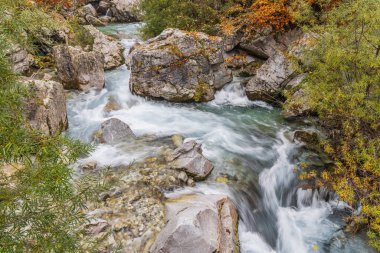 Valbona, Tropoje, Kukes, Arnavutluk. Valbona Vadisi Ulusal Parkı 'ndaki Valbonas Nehri' ne şelale ve beyaz su.