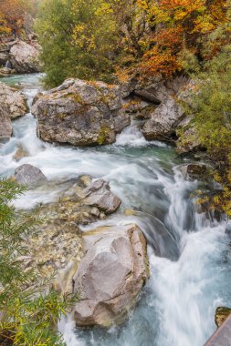 Valbona, Tropoje, Kukes, Arnavutluk. Valbona Vadisi Ulusal Parkı 'ndaki Valbonas Nehri' ne şelale ve beyaz su.