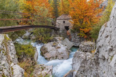 Valbona, Tropoje, Kukes, Arnavutluk. Valbona Vadisi Ulusal Parkı 'ndaki Valbonas Nehri' nde eski bir taş öğütücü değirmeni ve yaya köprüsü..