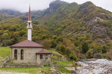 Tropoje, Kukes, Arnavutluk. Valbona Vadisi 'ndeki Dragobi yakınlarındaki küçük Xhamia Camii.