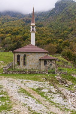 Tropoje, Kukes, Arnavutluk. Valbona Vadisi 'ndeki Dragobi yakınlarındaki küçük Xhamia Camii.