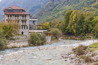 Tropoje, Kukes, Arnavutluk. Valbonas Nehri 'ndeki geleneksel binalar.
