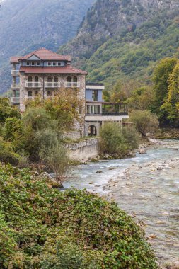 Tropoje, Kukes, Arnavutluk. Valbonas Nehri 'ndeki geleneksel binalar.