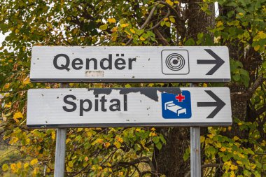Tropoje, Kukes, Arnavutluk. Qender ve Spital kasabalarına giden yol tabelası.