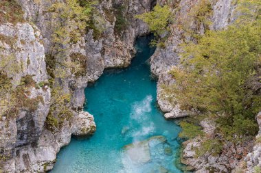 Shoshon, Tropoje, Kukes, Arnavutluk. Kayalık bir kanyonda, Valbonas Nehri 'nin berrak mavi suları..