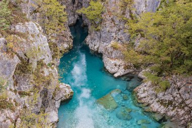 Shoshon, Tropoje, Kukes, Arnavutluk. Kayalık bir kanyonda, Valbonas Nehri 'nin berrak mavi suları..