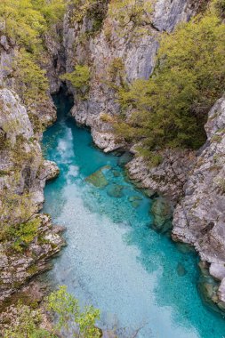 Shoshon, Tropoje, Kukes, Arnavutluk. Kayalık bir kanyonda, Valbonas Nehri 'nin berrak mavi suları..