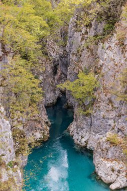 Shoshon, Tropoje, Kukes, Arnavutluk. Kayalık bir kanyonda, Valbonas Nehri 'nin berrak mavi suları..