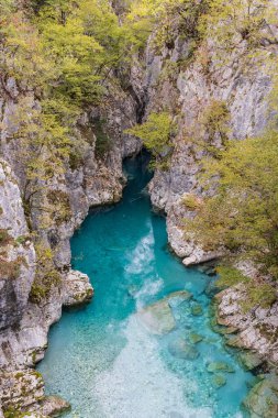 Shoshon, Tropoje, Kukes, Arnavutluk. Kayalık bir kanyonda, Valbonas Nehri 'nin berrak mavi suları..