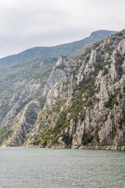 Fushe-Arrez, Shkoder, Arnavutluk. Drin Nehri 'nin Komani Gölü kıyısındaki engebeli uçurumlar..