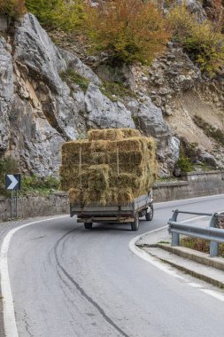 Shoshon, Tropoje, Kukes, Arnavutluk. Arnavutluk 'ta bir dağ yolunda saman taşıyan kamyon.