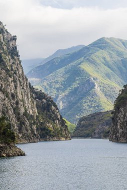 Fushe-Arrez, Shkoder, Arnavutluk. Drin Nehri 'nin Komani Gölü kıyısındaki engebeli uçurumlar..