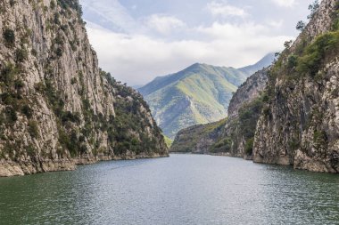 Fushe-Arrez, Shkoder, Arnavutluk. Drin Nehri 'nin Komani Gölü kıyısındaki engebeli uçurumlar..
