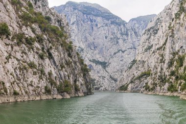 Fushe-Arrez, Shkoder, Arnavutluk. Drin Nehri 'nin Komani Gölü kıyısındaki engebeli uçurumlar..
