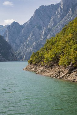 Vau i Dejes, Shkoder, Arnavutluk. Arnavutluk Alplerindeki Drin Nehri 'nin Komani Gölü rezervuarı.