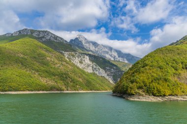 Vau i Dejes, Shkoder, Arnavutluk. Arnavutluk Alplerindeki Drin Nehri 'nin Komani Gölü rezervuarı.
