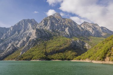 Vau i Dejes, Shkoder, Arnavutluk. Arnavutluk Alplerindeki Drin Nehri 'nin Komani Gölü rezervuarı.