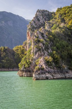 Vau i Dejes, Shkoder, Arnavutluk. Drin Nehri 'nin Komani Gölü kıyısındaki engebeli uçurumlar..