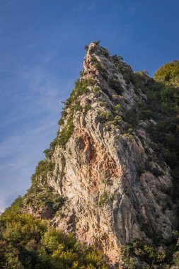 Vau i Dejes, Shkoder, Arnavutluk. Drin Nehri 'nin Komani Gölü kıyısındaki engebeli uçurumlar..