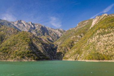 Vau i Dejes, Shkoder, Arnavutluk. Arnavutluk Alplerindeki Drin Nehri 'nin Komani Gölü rezervuarı.