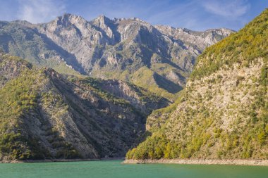 Vau i Dejes, Shkoder, Arnavutluk. Arnavutluk Alplerindeki Drin Nehri 'nin Komani Gölü rezervuarı.