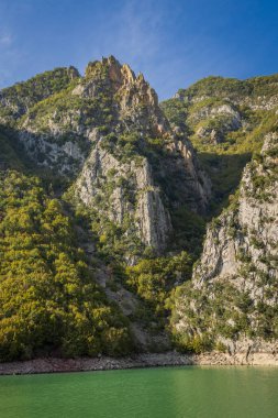 Vau i Dejes, Shkoder, Arnavutluk. Drin Nehri 'nin Komani Gölü kıyısındaki engebeli uçurumlar..