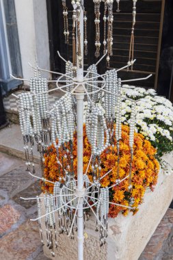 Ohri, Kuzey Makedonya. Ohri 'deki bir kuyumcunun önündeki askıda asılı inci kolyeler..