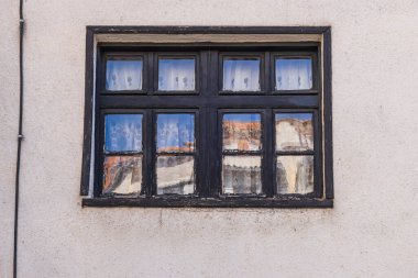 Ohri, Kuzey Makedonya. Ohri 'nin eski bir kasabasındaki bir pencerenin yansımaları.