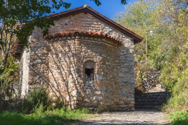 Ohri, Kuzey Makedonya. Ohri 'deki Bakire Meryem Peribleptos Kilisesi' nde küçük bir taş kilise..