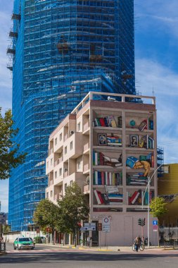 Tiran, Arnavutluk. 13 Ekim 2024. 'Biblioteka', grafitti sanatçısı Franko Dine 'nın Tiran' daki bir kitaplığının duvar resmi..