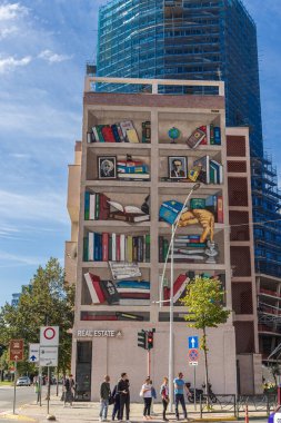 Tiran, Arnavutluk. 13 Ekim 2024. 'Biblioteka', grafitti sanatçısı Franko Dine 'nın Tiran' daki bir kitaplığının duvar resmi..