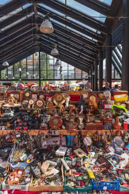 Tiran, Arnavutluk. 13 Ekim 2024. Tiran 'da bir açık hava pazarında saat ve diğer eşyalar satışı.