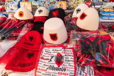 Tiran, Arnavutluk. 13 Ekim 2024. Geleneksel yün Qeleshe kafatası kapaklarını ve diğer eşyaları hediyelik eşya dükkanında hissetti..