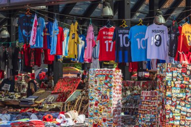 Tiran, Arnavutluk. 13 Ekim 2024. Futbol formaları, buzdolabı mıknatısları ve diğer hediyelik eşyalar Tiran 'da bir açık hava pazarında.