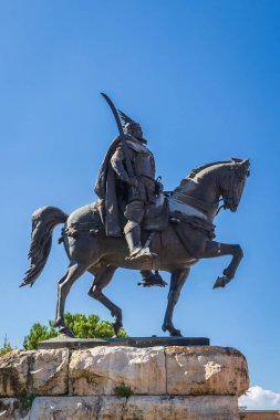 Tiran, Arnavutluk. 13 Ekim 2024. Skanderbeg Meydanı, Tiran 'daki Binicilik Heykeli.