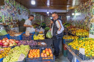 Tiran, Arnavutluk. 13 Ekim 2024. Tiran 'da bir marketten taze meyve almak..