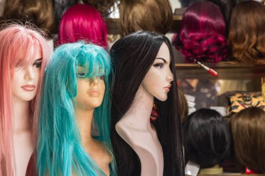 Tiran, Arnavutluk. 13 Ekim 2024. Manken Tiran 'da bir dükkanda peruk takıyor.