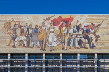 Tiran, Arnavutluk. 13 Ekim 2024. Ulusal Tarih Müzesi 'nde Vilson Kilica, Anastas Kostandini, Agim Nebiu, Justin Droboniku ve Aleksander Filipi' nin 'Arnavutlar' adlı mozaik resmi.