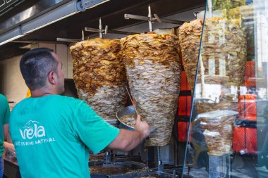 Tiran, Arnavutluk. 13 Ekim 2024. Tiran 'da donör kebabı doğrayan adam.
